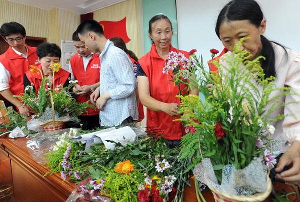 勞模志愿者教平江工療站的學員們插花.JPG