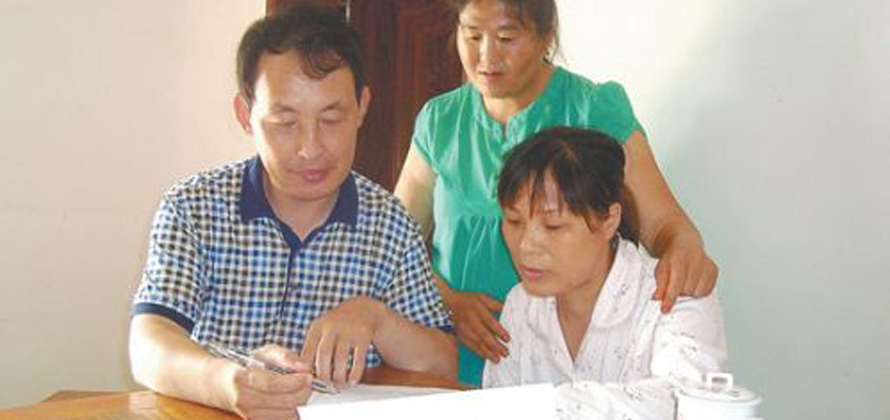 工作期滿，四千村民聯(lián)名挽留他