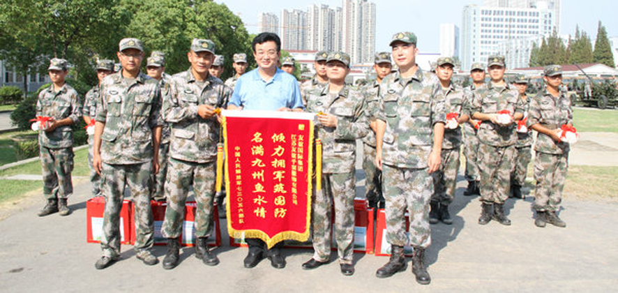 擁軍模范陳呂榮酷暑慰問駐鎮(zhèn)部隊