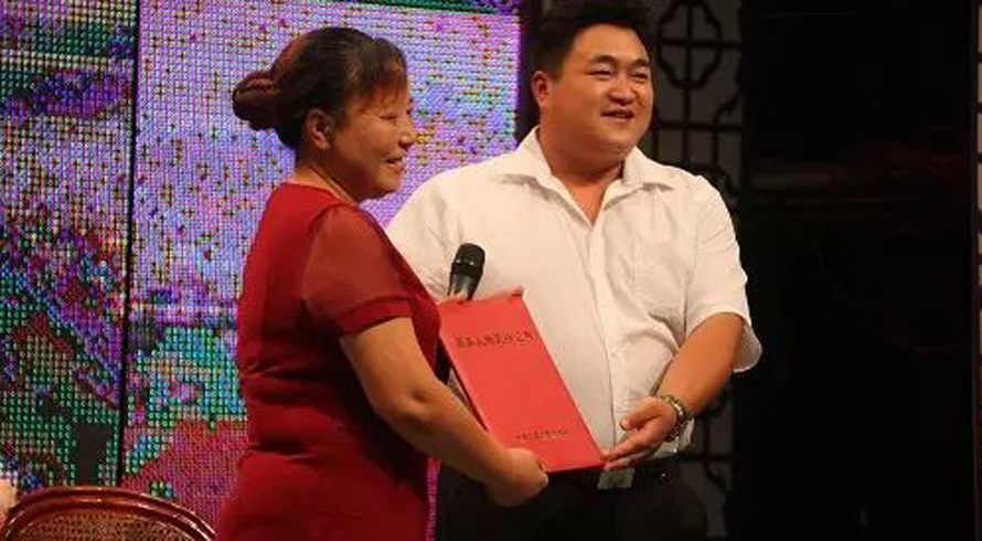 節目最后，蘆蒲初級中學的校長送給司老師一幅字：“傾心教壇，厚德流芳?！辈⒂甥}城市“最美城管”向她頒發“最美教師”證書。